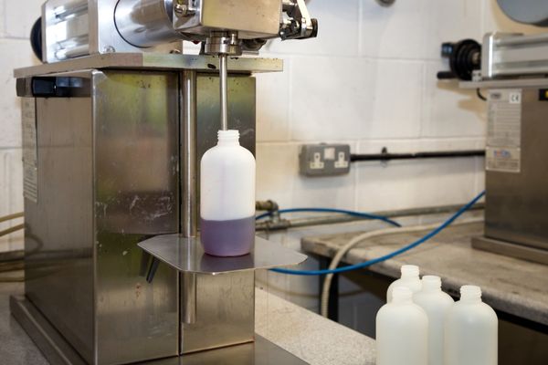 What is liquid filling? liquid filling machine filling a bottle